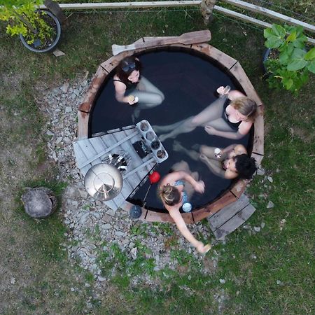 Airstream, Vintage American Caravan & Hottub 艾士伯顿 外观 照片