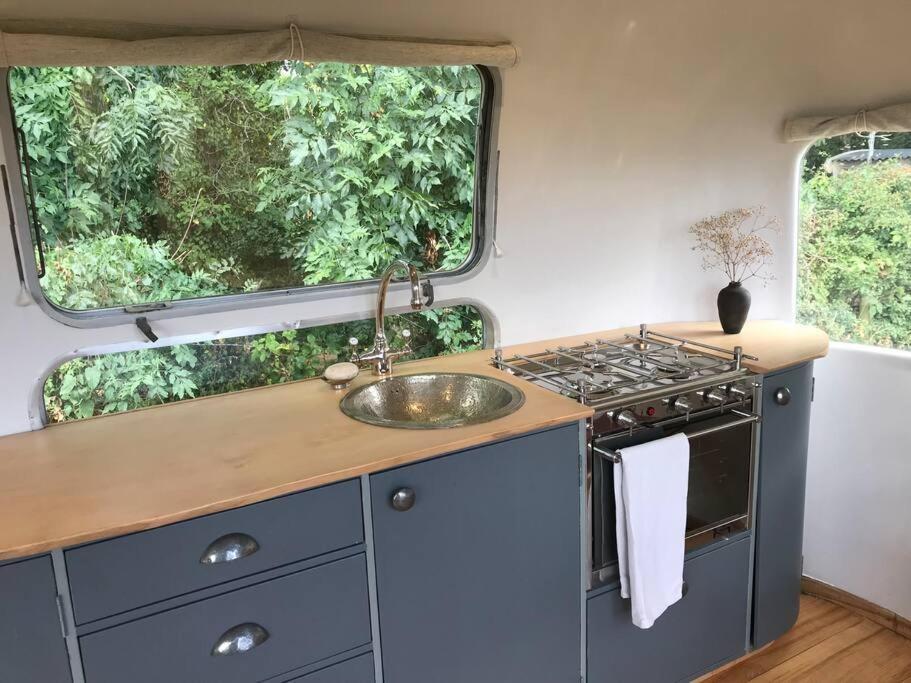 Airstream, Vintage American Caravan & Hottub 艾士伯顿 外观 照片