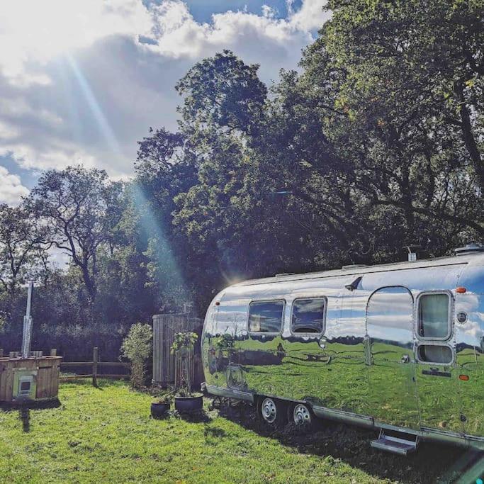 Airstream, Vintage American Caravan & Hottub 艾士伯顿 外观 照片