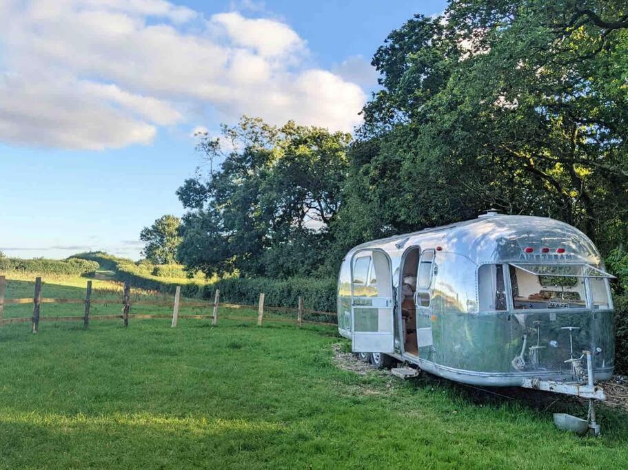 Airstream, Vintage American Caravan & Hottub 艾士伯顿 外观 照片