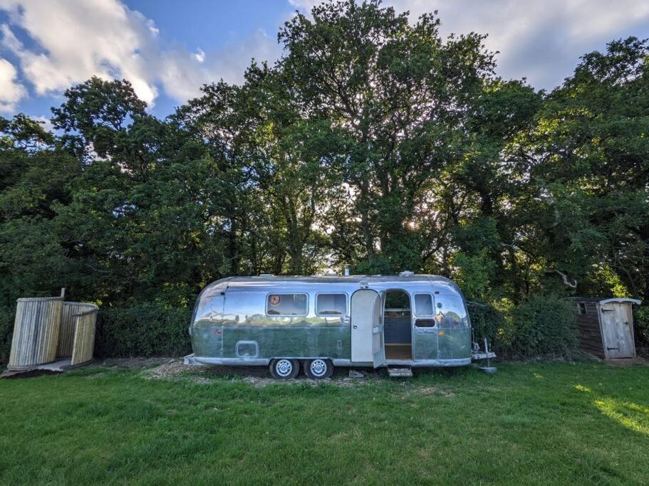 Airstream, Vintage American Caravan & Hottub 艾士伯顿 外观 照片