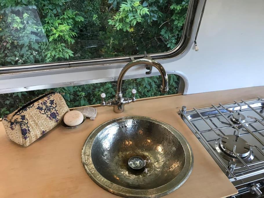 Airstream, Vintage American Caravan & Hottub 艾士伯顿 外观 照片