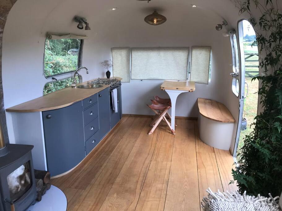 Airstream, Vintage American Caravan & Hottub 艾士伯顿 外观 照片